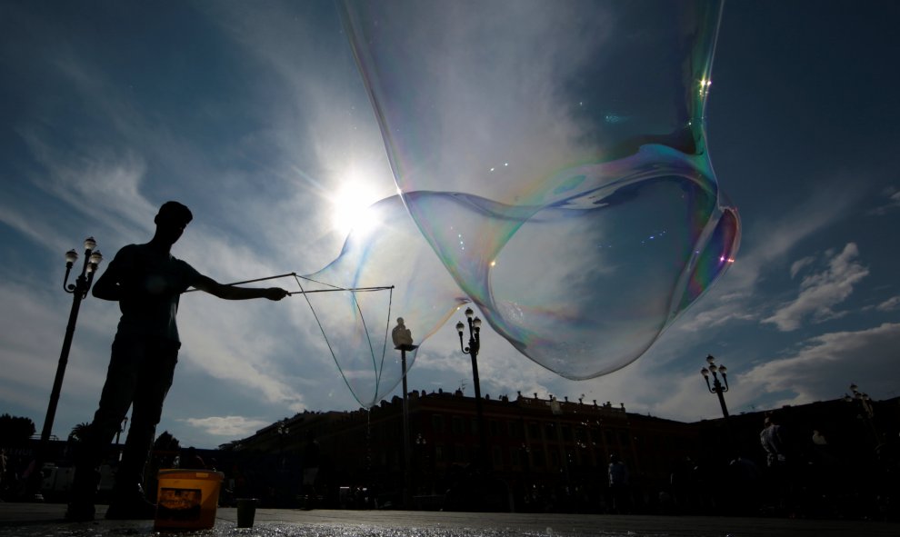 Un artista callejero realiza una exhibición con pompas de jabón. REUTERS/Eric Gaillard