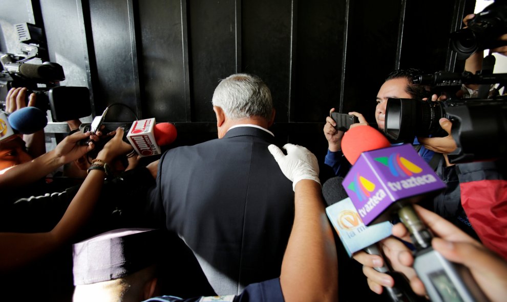 El expresidente de Guatemala Otto Perez Molina llega a la corte para enfrentarse a cargos de corrupción, conspiración, fraude y soborno en el Tribunal Supremo en la ciudad de Guatemala, Guatemala. REUTERS/Saul Martinez