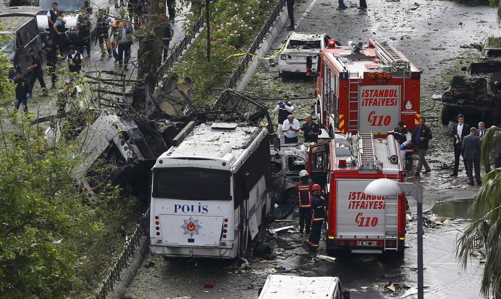 Camiones de bomberos junto al autobús de la policía turca, que fue blanco de un ataque con bomba en un céntrico barrio de Estambul.  REUTERS/Osman Orsal