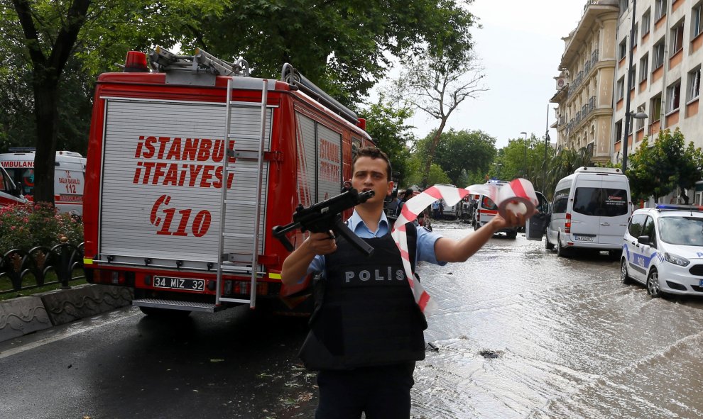 Un oficial de policía asegura el área cerca del lugar donde se ha producido el ataque bomba. REUTERS/Osman Orsal