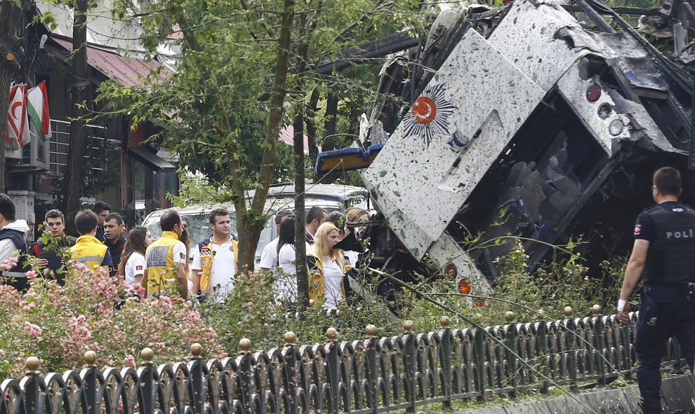 Personas se concentran junto al autobús de la policía turca. REUTERS / Osman Orsal