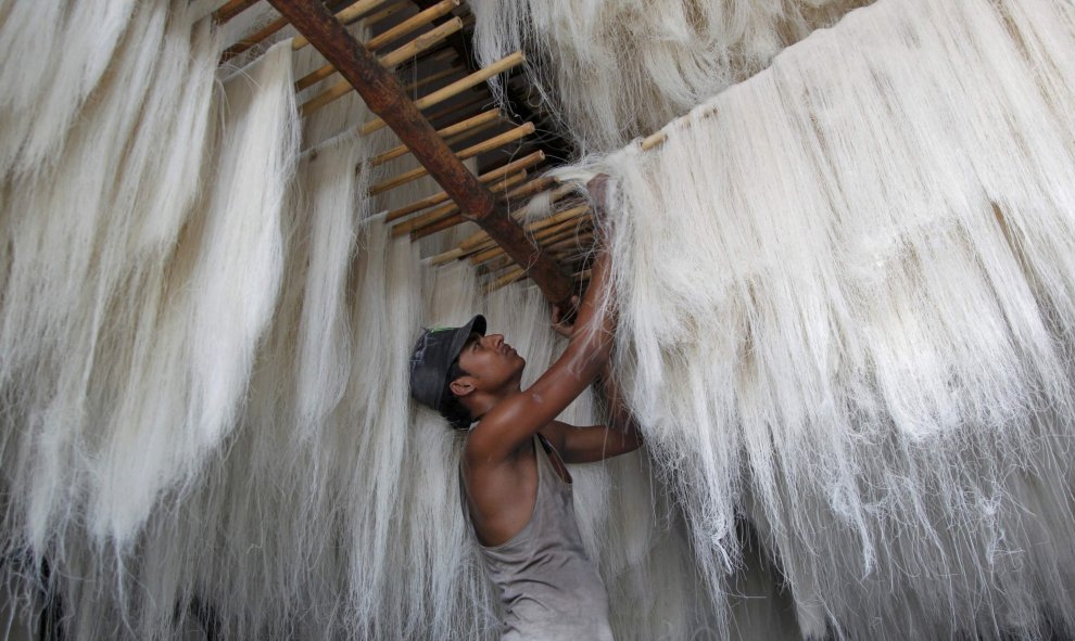 Un trabajador cuelga hebras de fideos, una especialidad comida durante el mes de ayuno del Ramadán, en una fábrica en Allahabad , India. REUTERS / Jitendra Prakash