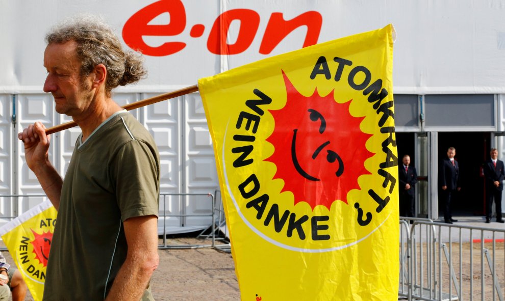 Un activista anti energía nuclear porta una bandera que dice "Energía nuclear - No Gracias" en Essen, Alemania. REUTERS/Wolfgang Rattay