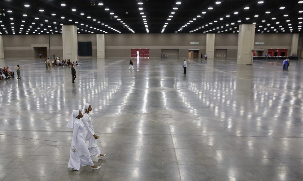 Vista de la llegada de los asistentes para el comienzo de la ceremonia por el rito islámico por la muerte del legendario púgil estadounidense Muhammad Alí en el centro de exposiciones de Kentucky, Louisville, Estados Unidos. EFE/Erik S. Lesser