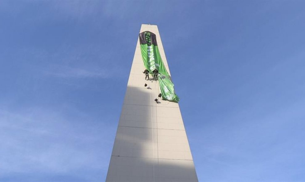 Un grupo de activistas de la asociación Greenpeace escala el emblemático Obelisco de Buenos Aires para reclamar por la conservación de los glaciares y por el cierre de una mina de oro del oeste de Argentina que sufrió un derrame de cianuro en 2015. EFE/ST