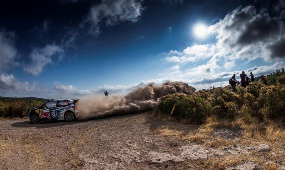 El piloto noruego Andreas Mikkelsen (Volkswagen) compite durante el prólogo del Rally de Italia-Cerdeña 2016 en Alghero, Cerdeña, Italia. EFE/Nikos Mitsouras