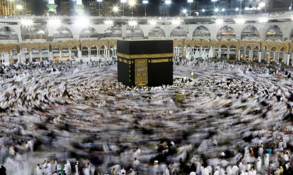 Musulmanes se reúnen alrededor de la Kaaba en el interior de la Gran Mezquita durante el mes de ayuno del Ramadán en La Meca, Arabia Saudí. REUTERS / Faisal Al Nasser