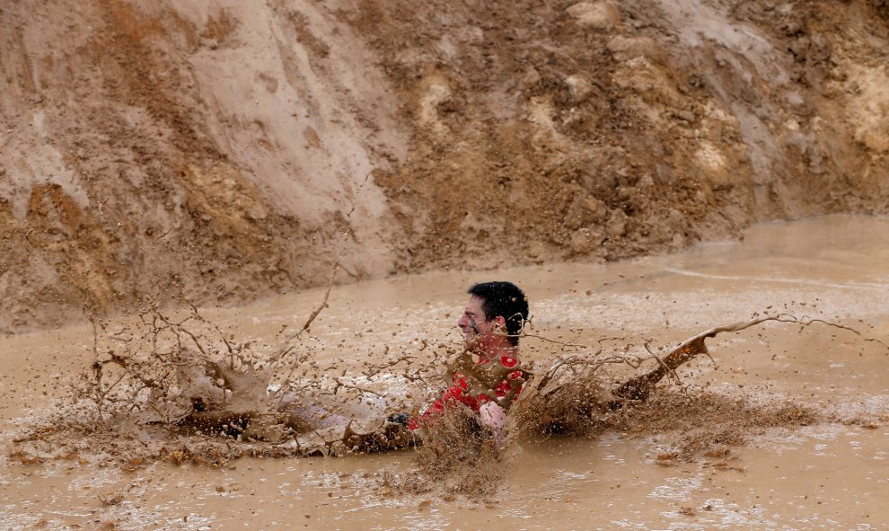 ¡Al barro pato! Uno de los participantes de la 'Mud Day Race' cae en el barro. REUTERS/Juan Medina