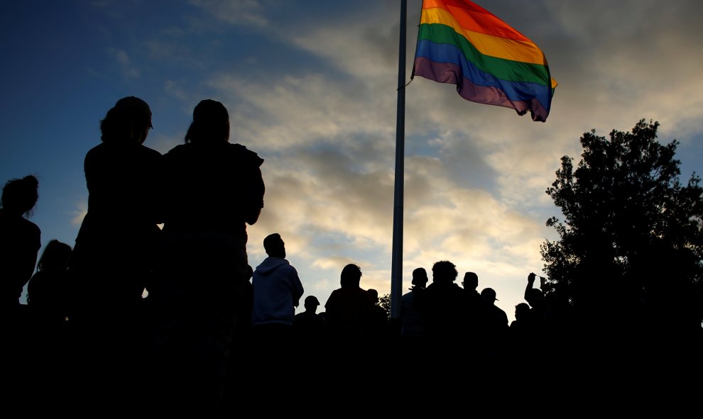 Personas se concentran alrededor de una bandera del colectivo LGTB a media asta en una manifestación en repulsa a la masacre de Orlando en San Francisco, California, EEUU.- REUTERS