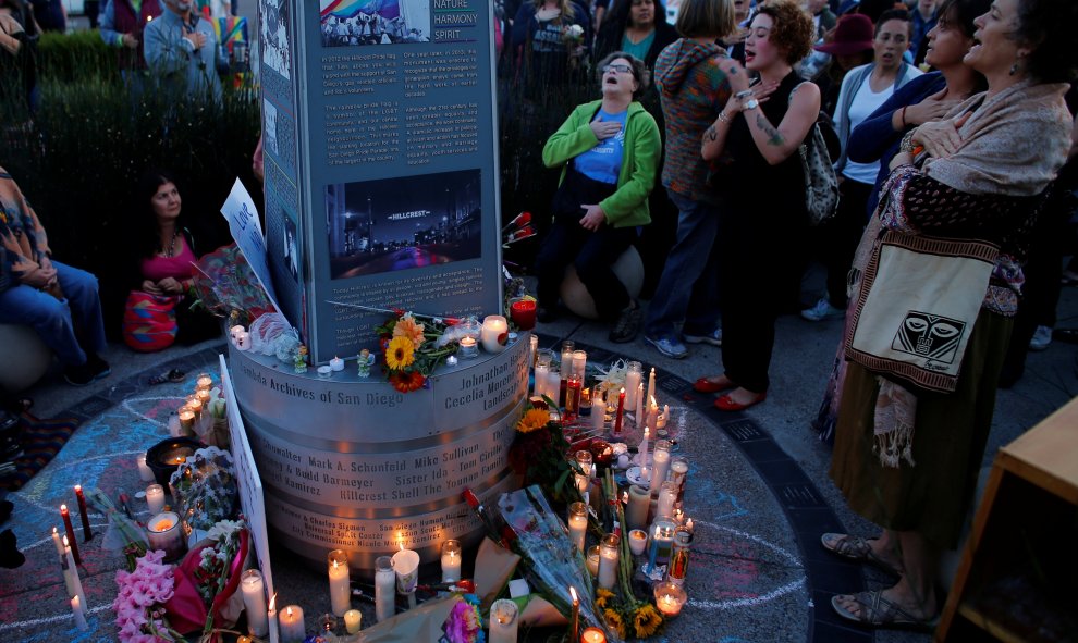 Vigilia por las víctimas de la masacre de Orlando en San Diego, California, EEUU.- REUTERS / Mike Blake