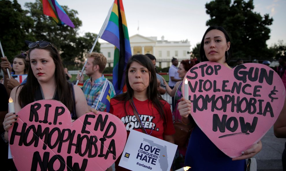 Vigilia por la matanza de Orlando contra el colectivo LGTB frente a la Casa Blanca en Washington, EEUU.- REUTERS / Joshua Roberts