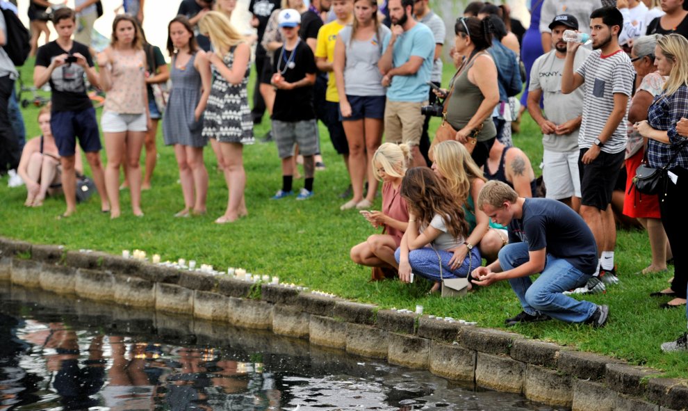 Habitantes de Orlando encienden velas durante una vigilia en el parque Lake Eola por las víctimas de la masacre al colectivo LGTB que ha tenido lugar en esta misma ciudad.- REUTERS / Steve Nesius