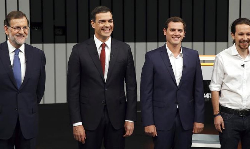 El presidente del Gobierno en funciones y del PP, Mariano Rajoy (i), el líder del PSOE, Pedro Sánchez (2i), el presidente de Ciudadanos, Albert Rivera (2d), y el secretario general de Podemos, Pablo Iglesias (d), en el plató momentos antes de iniciar el ú