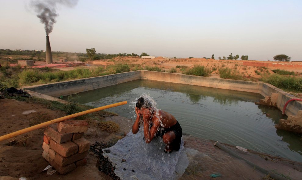 Un hombre se da un baño para refrescarse durante un caluroso día en  Islamabad, Pakistan. REUTERS/Faisal Mahmood