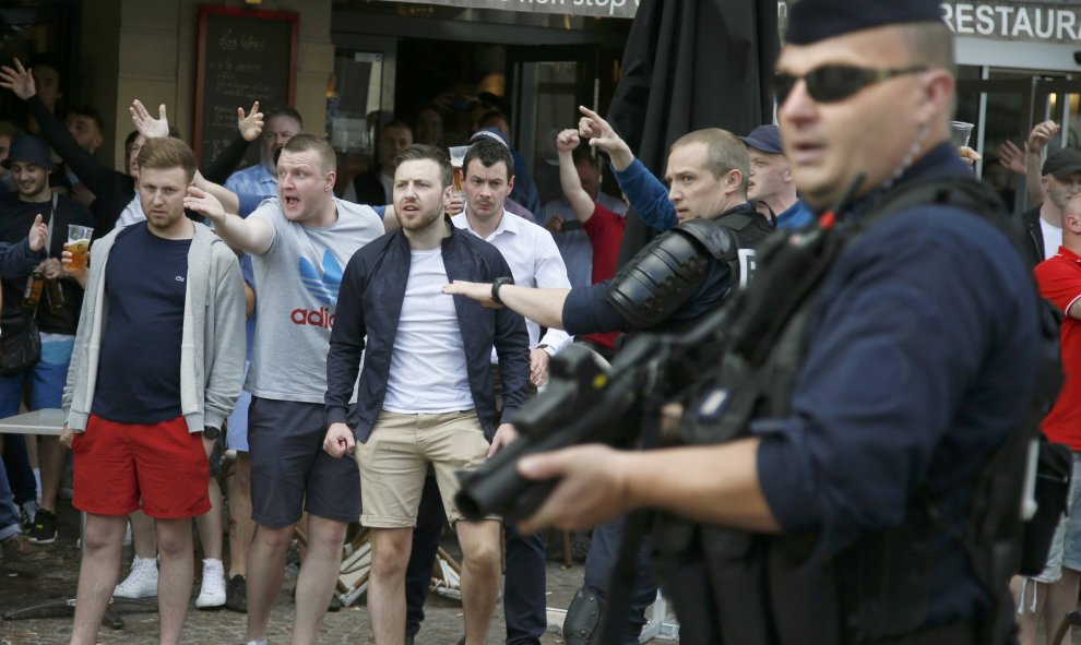 Aficionados ingleses y galeses en la Eurocopa, reaccionan tras enfrentamientos con aficionados rusos en el exterior de un pub en Lille, Francia. REUTERS/Pascal Rossignol