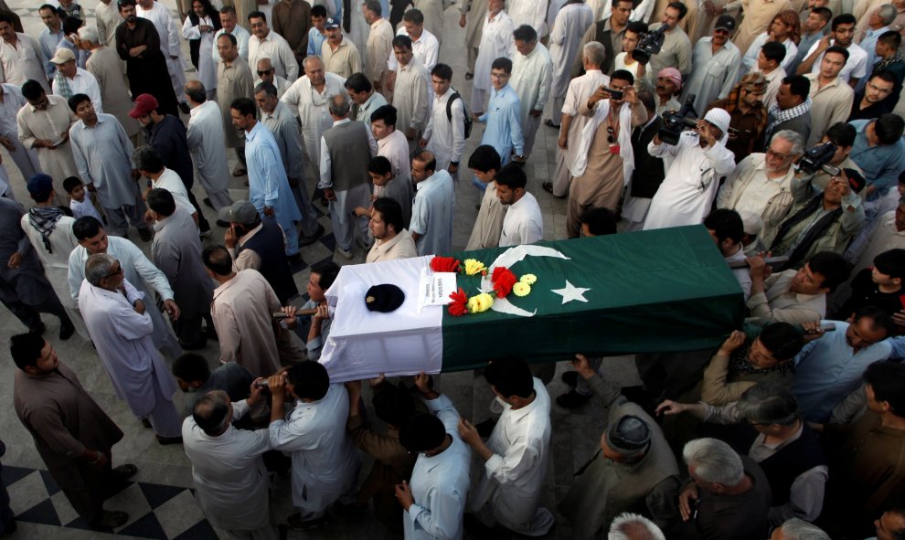 Gente asiste al funeral del alcalde pakistaní Jawad Changezi, que fue asesinado durante la lucha fronteriza entre las fuerzas fronterizas de Afganistán y las fuerzas paquistaníes en Torkham. REUTERS/Naseer Ahmed