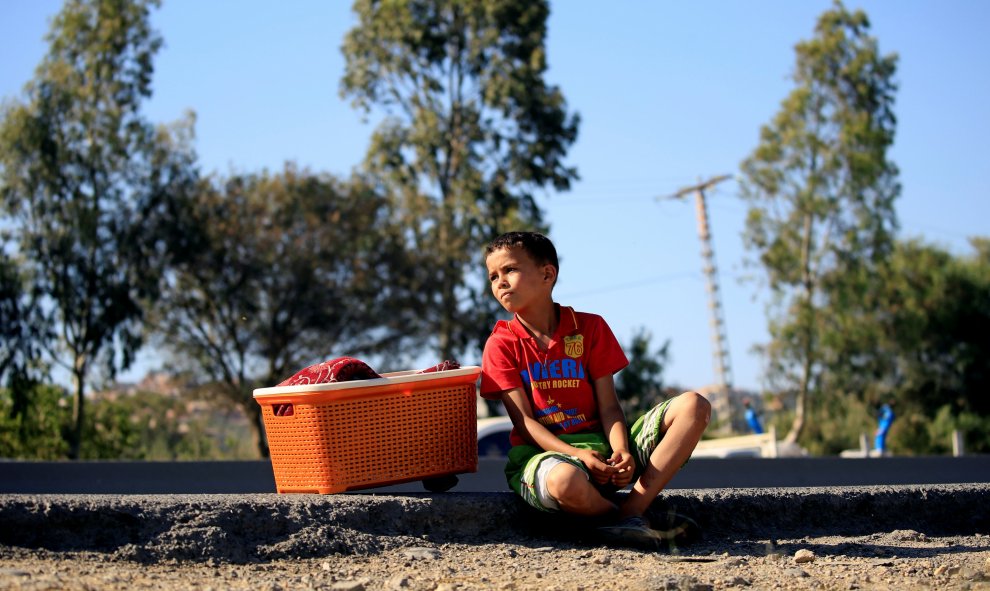 Un niño de 12 años espera clientes para vender pan tradicional durante el Ramadan en las afueras de Argel, Argelia. REUTERS/ Zohra Bensemra