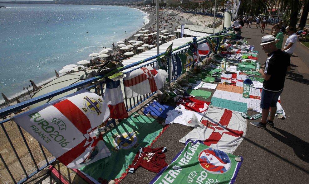 Un hombre rinde tributo a un aficionado del equipo de fútbol de Irlanda del Norte que murió accidentalmente en Niza, Francia. REUTERS/Eric Gaillard