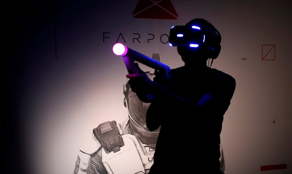 Un hombre utiliza el dispositivo de realidad virtual de Sony durante la conferencia de la compañía en el E3, la feria de videojuegos más importante del mundo celebrada en Los Angeles, California, Estados Unidos. REUTERS/Mike Blake