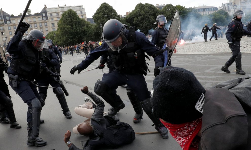 Los gendarmes y policías franceses se han empleado con brutalida durante los enfrentamientos en la manifestación contra la reforma laboral del Gobierno francés. REUTERS/Philippe Wojazer