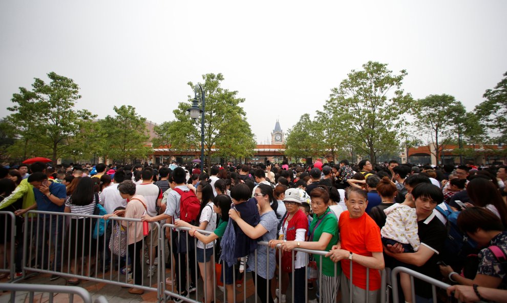 Cientos de personas hacen cola para entrar en el parque y pagar los 75 euros que cuesta la entrada