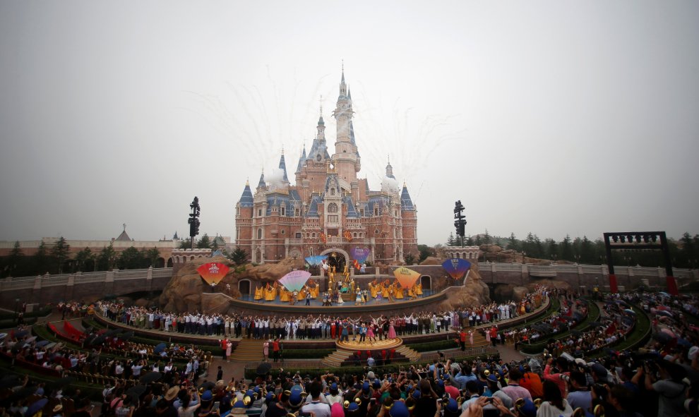 Fuegos artificiales y espectáculos para inaugurar el nuevo parque de Disney en Shangai