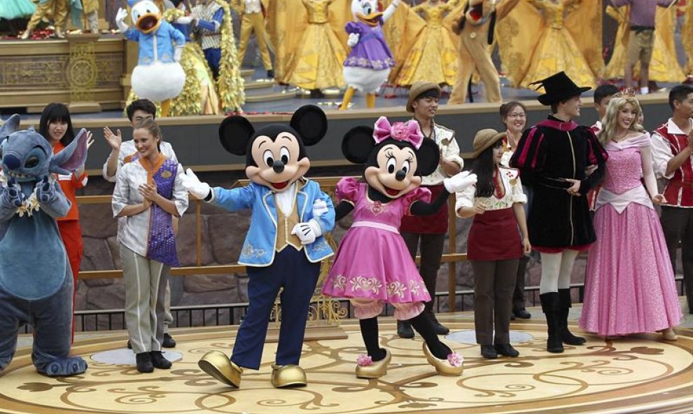 Mickey y Mini en uno de los espectáculos de la inauguración del parque en Shangai