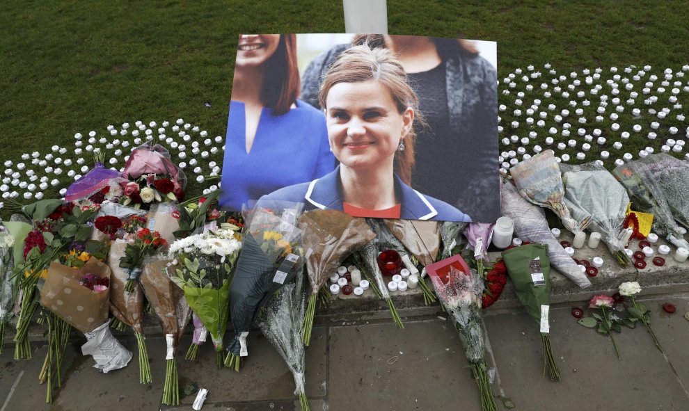 La diputada Jo Cox, en una fotografía en el homenaje en la Plaza del Parlamento, de Londres