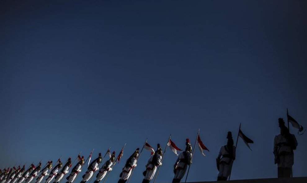 Soldados de la Guardia Presidencial de Brasil participan en la ceremonia del cambio anual de la guardia del Palacio del Planalto en Brasilia, Brasil. EFE/FERNANDO BIZERRA JR