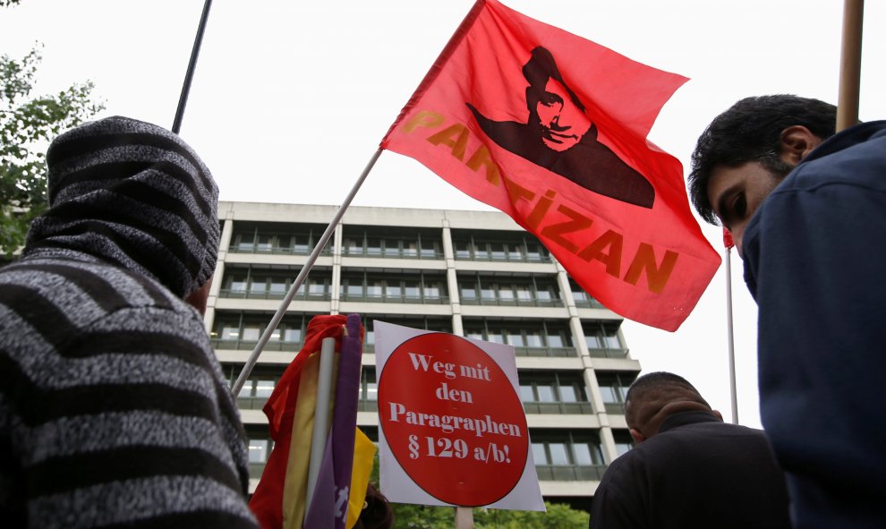 Personas protestando fuera de una corte en Munich, Alemania contra la acusación que se ha realizado sobre nueve personas turcas y kurdas de pertenecer al Partido Comunista Turco Marxista-Leninista. REUTERS/Michaela Rehle