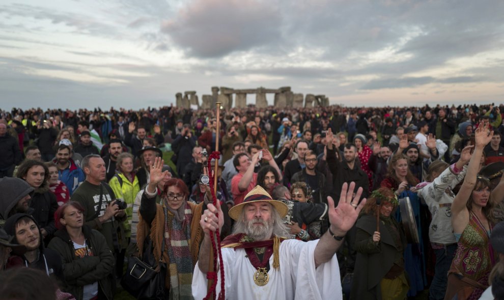 Cientos de personas se reunieron en Amesbury (Reino Unido) para celebrar el día más largo del año