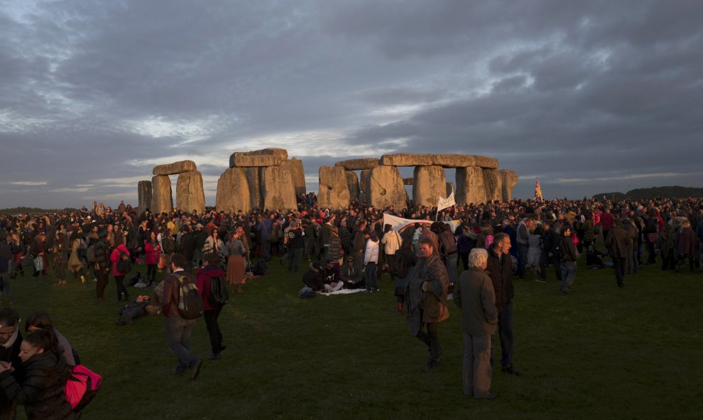 Stonehenge al atardecer, lleno de personas que han acudido de diversas partes del mundo