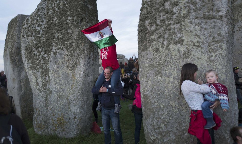Visitante con la bandera de Mexico en Stonehenge, en Reino Unido, donde acudieron personas de diversas nacionalidades