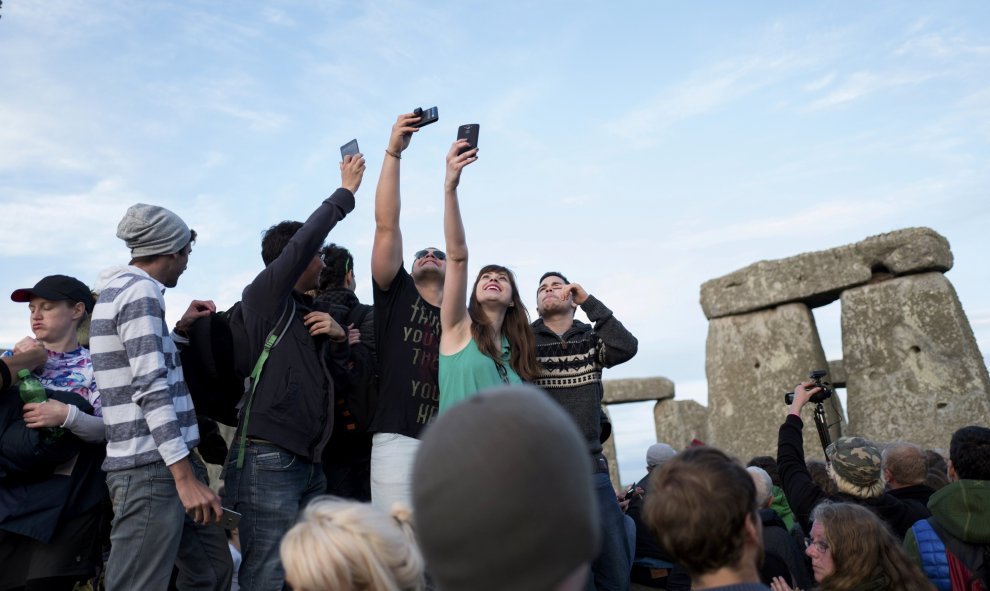 Unos curiosos se hacen 'selfies' ante el monumento de piedra en el sur de Inglaterra