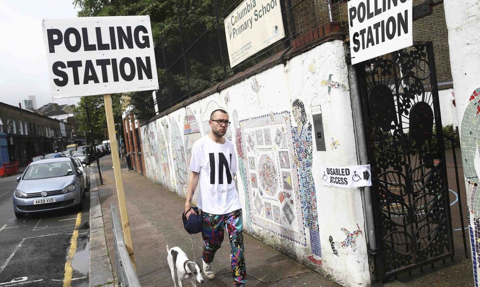 Un chico acudiendo a votar en Reino Unido con una camiseta que reza "in" aludiendo a la continuidad de Reino Unido en la UE