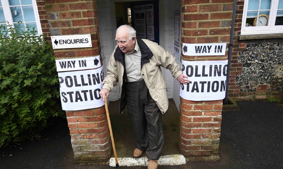 Un anciano sale del punto de votación tras votar en el referéndum de independencia de Reino Unido