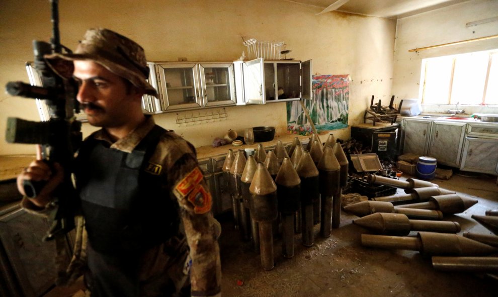 Un miembro de las fuerzas antiterroristas iraquíes junto a una fábrica de armas del Estado Islámico en Faluya, Irak. REUTERS/ Thaier Al- Sudani.