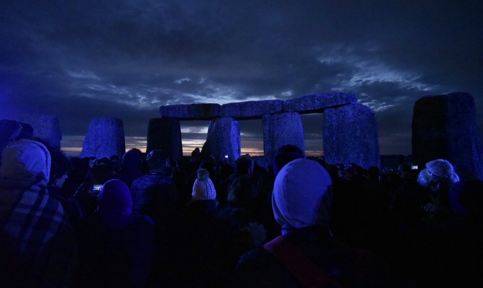 Una multitud disfruta del amanecer en el día más largo del año en Stonehenge, Reino Unido. EFE/Neil Munns
