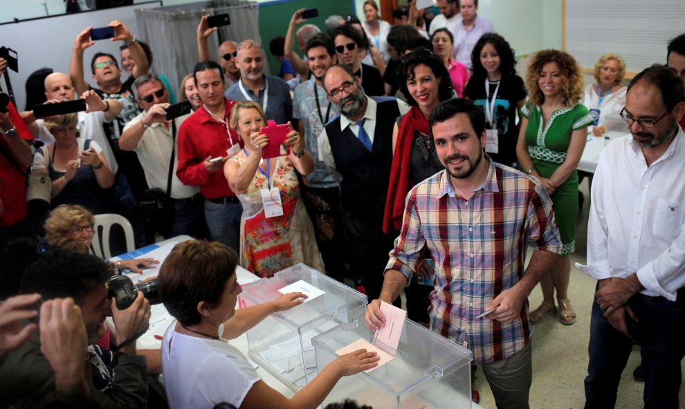 Alberto Garzón, número 5 por Unidos Podemos y líder de Izquierda Unida ha sido uno de los primeros candidatos en ir a votar poco antes de las 10 de la mañana