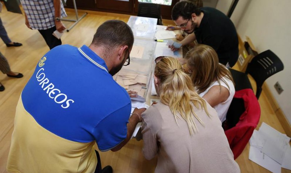 Los votos por correo han llegado a cada colegio electoral esta mañana y serán los últimos en depositarse en las urnas una vez cerrado el plazo de votación