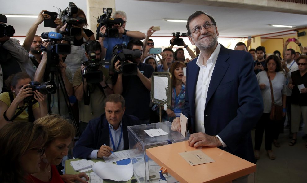 Mariano Rajoy, presidente en funciones, acude a votar a un colegio electoral del barrio madrileño de Aravaca, poco antes de las 11 de la mañana