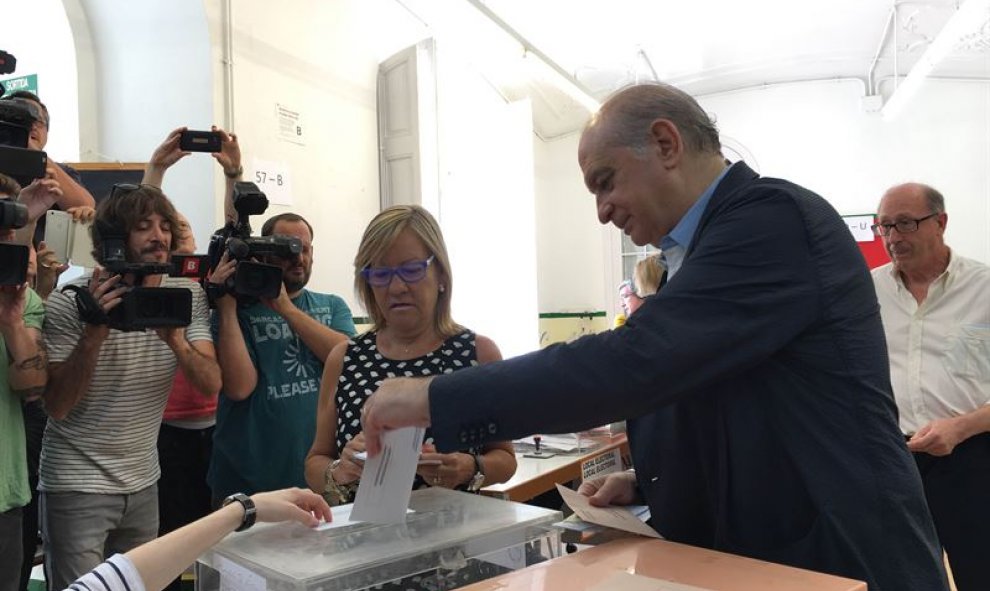 Jorge Fernández Díaz, ministro de Interior en funciones y cabeza de lista por Barcelona, votando en un colegio electoral de esa misma ciudad
