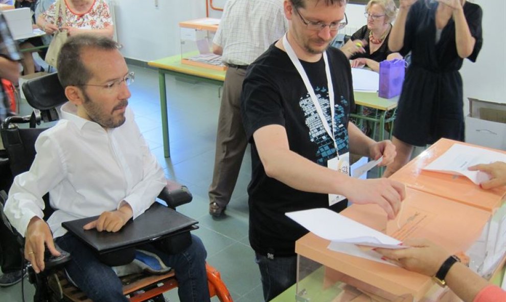 Pablo Echenique, secretario de organización de Podemos y diputado en las Cortes de Aragón, acude a votar en Zaragoza