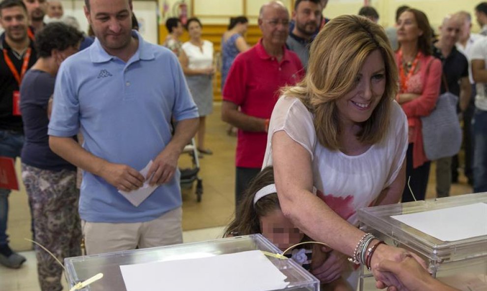 La presidenta andaluza y secretaria general del PSOE-A, Susana Díaz, ejerce su derecho al voto en un colegio electoral del barrio de Triana, en Sevilla