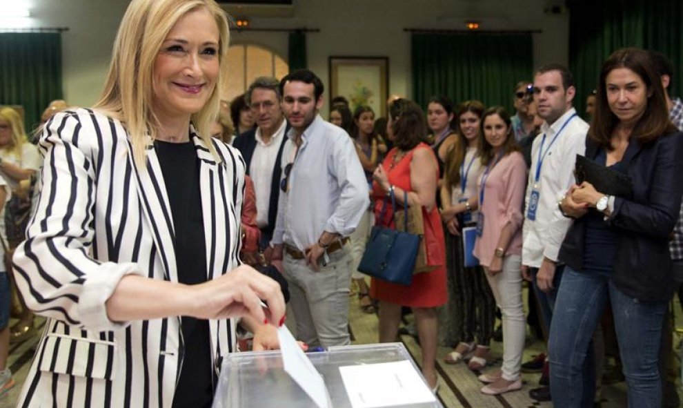Cristina Cifuentes, presidenta de la Comunidad de Madrid, acude a votar en el distrito de Moncloa, en Madrid