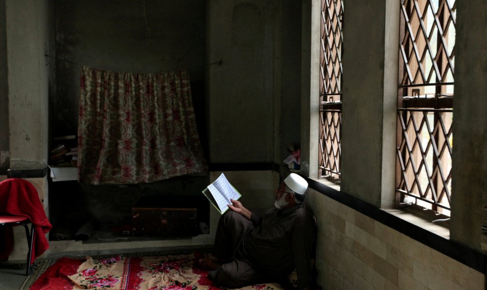 Un hombre musulmán lee el Corán durante el mes de ayuno del Ramadán en una mezquita en Islamabad, Pakistán. REUTERS / Faisal Mahmood