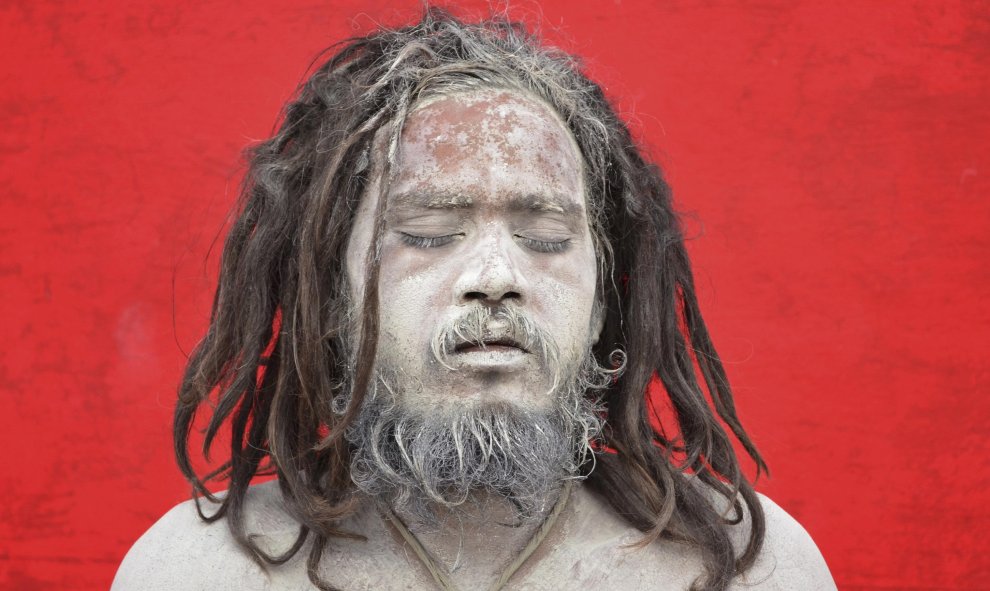 Un Sadhu o holylam hindú , con su cara cubierta de ceniza , ora antes de registrarse para la peregrinación anual a la capilla de la cueva de Amarnath , en un campamento base en Jammu.- REUTERS / Mukesh Gupta