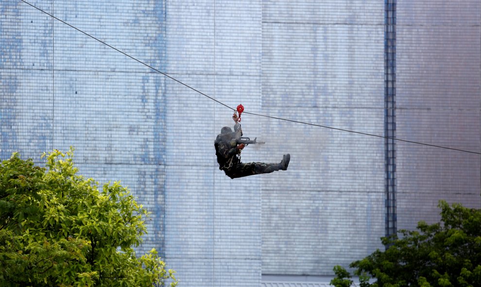 Un soldado del Ejército Popular de Liberación durante una manifestación contra el terrorismo en la base naval en Hong Kong. REUTERS/Bobby Yip