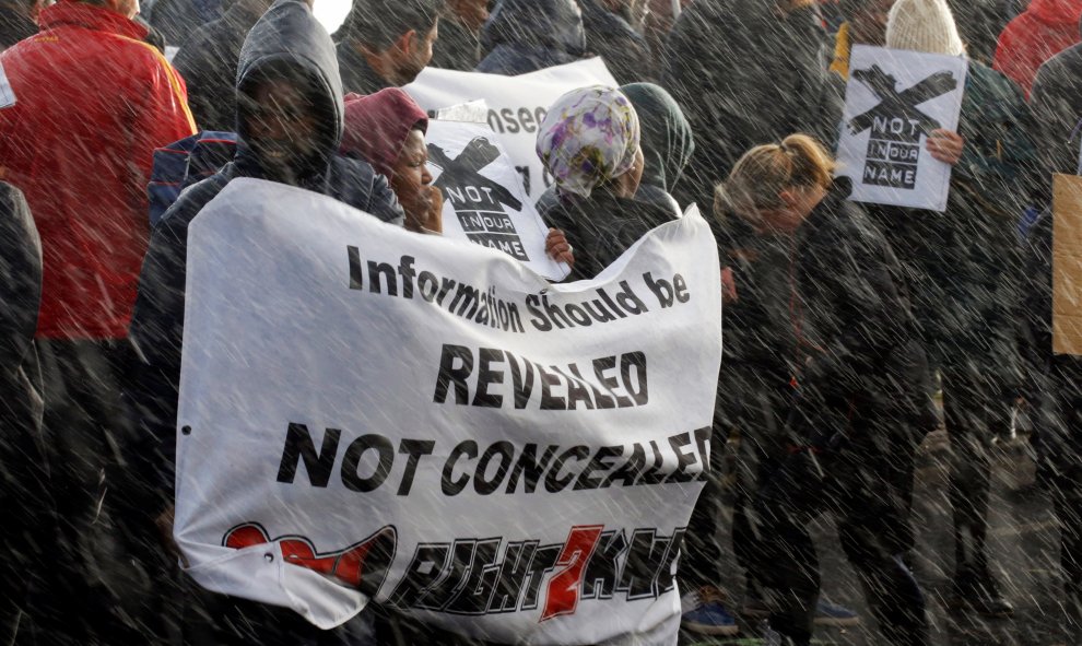 Manifestantes que protestan bajo la lluvia contra la decisión de la cadena pública 'South African Broadcasting Corporation '( SABC ) por no emitir escenas de una protesta violenta , en Ciudad del Cabo , Sudáfica.- REUTERS / Mike Hutchings