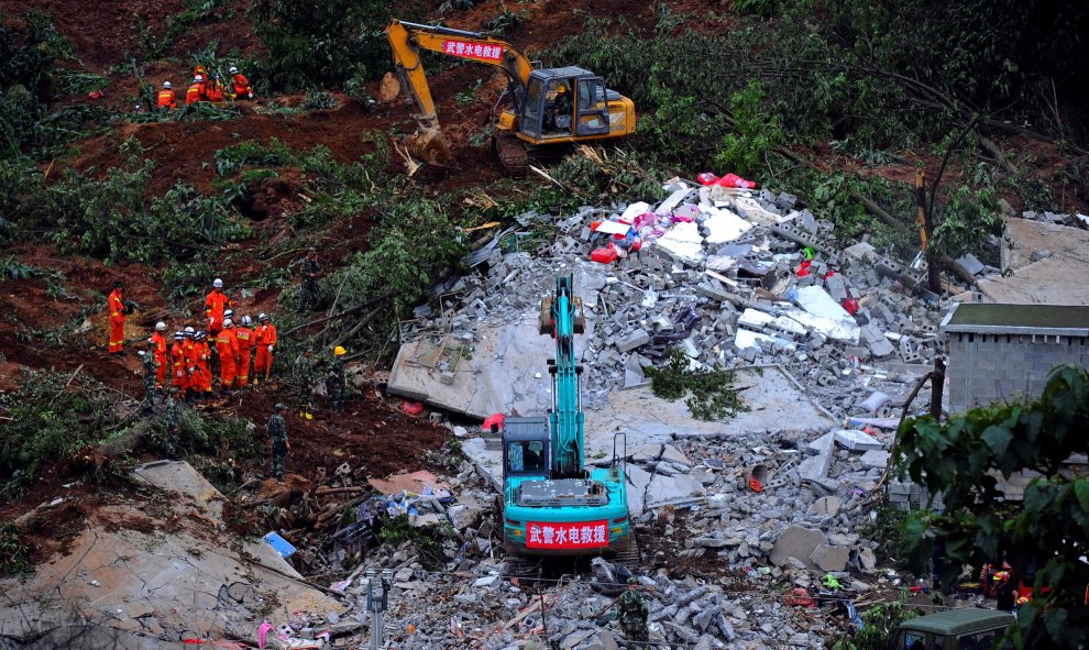 Equipos de rescate llevan una búsqueda en el sitio de un deslizamiento de tierra que dejó al menos un muerto y 20 desaparecidos en Bijie , provincia de Guizhou , China.- REUTERS